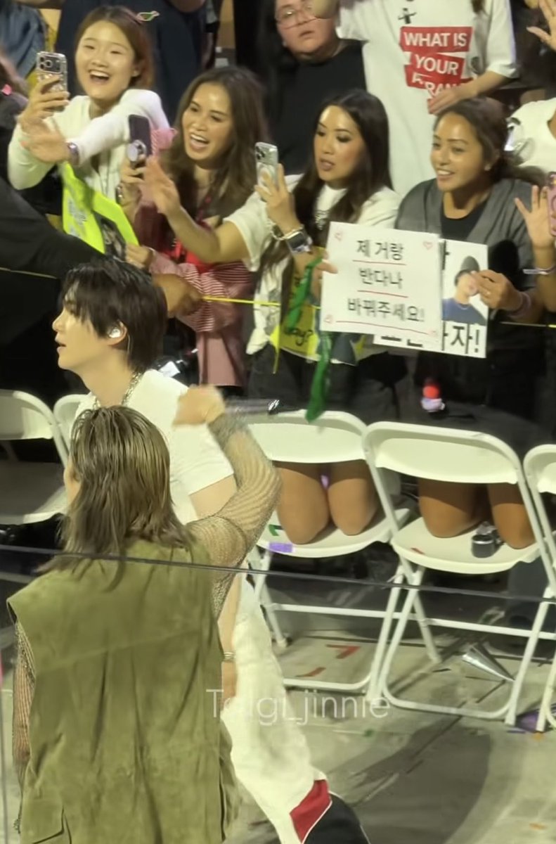 fixedbybts's tweet photo. imagina o bts todo parar bem na sua frente e você ficar igual uma tonha vendo eles o tempo todo pela tela do celular, coisa que você já faz todo dia por não estar no show https://t.co/iMJoi7zpPd