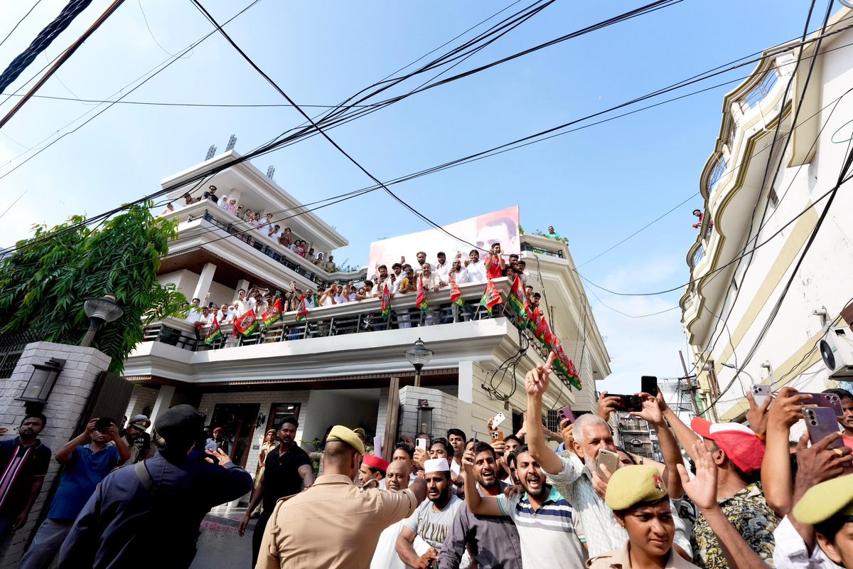 yadavakhilesh's tweet photo. भाजपा ने राजनीतिक फ़ायदे के लिए संपन्न पश्चिमी उप्र में साम्प्रदायिकता व जातिगत विभाजन पैदा करके सिस्टेमेटिक तरीक़े से यहाँ की अर्थव्यवस्था पर चोट करी है (खेती-किसानी, उद्योग चौपट, हैंडीक्राफ़्ट-एक्सपोर्ट बर्बाद, भर्ती नहीं, खेल को प्रोत्साहन नहीं, शिक्षा छीन रहे, कला के वैकल्पिक व्यवसाय पर 18 राउंड गोली मारी, श्रमिक असंतोष को बढ़ने दिया जिससे कि कारख़ाने ख़त्म हो जाएं)

- किसानों पर अत्याचार 
- ⁠किसानी की ज़मीन को छीनने का प्रयास
- ⁠3 काले क़ानून
- ⁠किसान यूनियनों में दरार डाली (जो अब किसानों और खापों की समझदारी से पट रही है। सबसे बड़ी बालियान खाप के चौधरी नरेश टिकैत और गठवाला खाप के थांबेदार बाबा श्याम सिंह बावड़ी जी साथ आ गये हैं)
- ⁠जीएसटी के भ्रष्टाचार से छोटे व्यापारियों को मारा
- ⁠खिलाड़ियों का अपमान
- ⁠शिक्षा का हनन : स्कूल व गौहर यूनिवर्सिटी बंद करने की साज़िश 
- ⁠नारी को डराकर घर बैठाना न पढ़ने देना, न खेलने देना
- ⁠कला के वैकल्पिक व्यवसाय को 18 राउंड गोली मारकर ख़त्म करना (रंगदारी)
- ⁠नोएडा में पचासों हज़ार श्रमिकों का आंदोलन 
- ⁠दुकानदारी मारी - मेरठ का सेंट्रल मार्केट प्रतीक बना
- ⁠इस दस्तकारी-हस्तकारी प्रधान क्षेत्र को जानबूझकर ख़त्म किया
- ⁠अमेरिकी डील का सबसे ज़्यादा नुक़सान प. उप्र को हुआ है क्योंकि यहाँ के किसान भी मारे गये और टैरिफ़ बढ़ने से मुरादाबाद, अलीगढ़, सहारनपुर, मेरठ और बाक़ी जगह के कारख़ाने और हस्तशिल्प भी।
- ⁠यहाँ श्रमिकों का इतना बड़ा आंदोलन हुआ। 
- ⁠सामाजिक सौहार्द बिगाड़कर कारोबारियों को डराया
- ⁠गौतम बेटी को मारकर पीडीए पर अत्याचार किया, पुलिस से राठी पर मुँह पर लात मरवाई और जाटव भाई के साथ जुल्म-ज़्यादती कर��।भाजपा और उसके सहयोगियों के लिए 2027 के चुनाव में सबसे अप्रत्याशित परिणाम पश्चिमी उप्र से ही आएगा। 

पश्चिमी उप्र के वोटों का सौदा कोई नहीं कर पायेगा क्योंकि 10-15 सालों से लगातार हो रहे उत्पीड़न, उपेक्षा, अत्याचार से अब यहाँ का किसान, मज़दूर-श्रमिक, हस्तकार, युवा, महिला, खिलाड़ी, कलाकार, दुकानदार, व्यापारी-कारोबारी, एक्सपोर्टर, उद्योगपति सब ��ागरूक हो गये हैं, वो अब किसी के बहकावे में नहीं आएंगे।