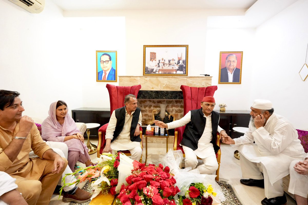 yadavakhilesh's tweet photo. भाजपा ने राजनीतिक फ़ायदे के लिए संपन्न पश्चिमी उप्र में साम्प्रदायिकता व जातिगत विभाजन पैदा करके सिस्टेमेटिक तरीक़े से यहाँ की अर्थव्यवस्था पर चोट करी है (खेती-किसानी, उद्योग चौपट, हैंडीक्राफ़्ट-एक्सपोर्ट बर्बाद, भर्ती नहीं, खेल को प्रोत्साहन नहीं, शिक्षा छीन रहे, कला के वैकल्पिक व्यवसाय पर 18 राउंड गोली मारी, श्रमिक असंतोष को बढ़ने दिया जिससे कि कारख़ाने ख़त्म हो जाएं)

- किसानों पर अत्याचार 
- ⁠किसानी की ज़मीन को छीनने का प्रयास
- ⁠3 काले क़ानून
- ⁠किसान यूनियनों में दरार डाली (जो अब किसानों और खापों की समझदारी से पट रही है। सबसे बड़ी बालियान खाप के चौधरी नरेश टिकैत और गठवाला खाप के थांबेदार बाबा श्याम सिंह बावड़ी जी साथ आ गये हैं)
- ⁠जीएसटी के भ्रष्टाचार से छोटे व्यापारियों को मारा
- ⁠खिलाड़ियों का अपमान
- ⁠शिक्षा का हनन : स्कूल व गौहर यूनिवर्सिटी बंद करने की साज़िश 
- ⁠नारी को डराकर घर बैठाना न पढ़ने देना, न खेलने देना
- ⁠कला के वैकल्पिक व्यवसाय को 18 राउंड गोली मारकर ख़त्म करना (रंगदारी)
- ⁠नोएडा में पचासों हज़ार श्रमिकों का आंदोलन 
- ⁠दुकानदारी मारी - मेरठ का सेंट्रल मार्केट प्रतीक बना
- ⁠इस दस्तकारी-हस्तकारी प्रधान क्षेत्र को जानबूझकर ख़त्म किया
- ⁠अमेरिकी डील का सबसे ज़्यादा नुक़सान प. उप्र को हुआ है क्योंकि यहाँ के किसान भी मारे गये और टैरिफ़ बढ़ने से मुरादाबाद, अलीगढ़, सहारनपुर, मेरठ और बाक़ी जगह के कारख़ाने और हस्तशिल्प भी।
- ⁠यहाँ श्रमिकों का इतना बड़ा आंदोलन हुआ। 
- ⁠सामाजिक सौहार्द बिगाड़कर कारोबारियों को डराया
- ⁠गौतम बेटी को मारकर पीडीए पर अत्याचार किया, पुलिस से राठी पर मुँह पर लात मरवाई और जाटव भाई के साथ जुल्म-ज़्यादती कर��।भाजपा और उसके सहयोगियों के लिए 2027 के चुनाव में सबसे अप्रत्याशित परिणाम पश्चिमी उप्र से ही आएगा। 

पश्चिमी उप्र के वोटों का सौदा कोई नहीं कर पायेगा क्योंकि 10-15 सालों से लगातार हो रहे उत्पीड़न, उपेक्षा, अत्याचार से अब यहाँ का किसान, मज़दूर-श्रमिक, हस्तकार, युवा, महिला, खिलाड़ी, कलाकार, दुकानदार, व्यापारी-कारोबारी, एक्सपोर्टर, उद्योगपति सब ��ागरूक हो गये हैं, वो अब किसी के बहकावे में नहीं आएंगे।