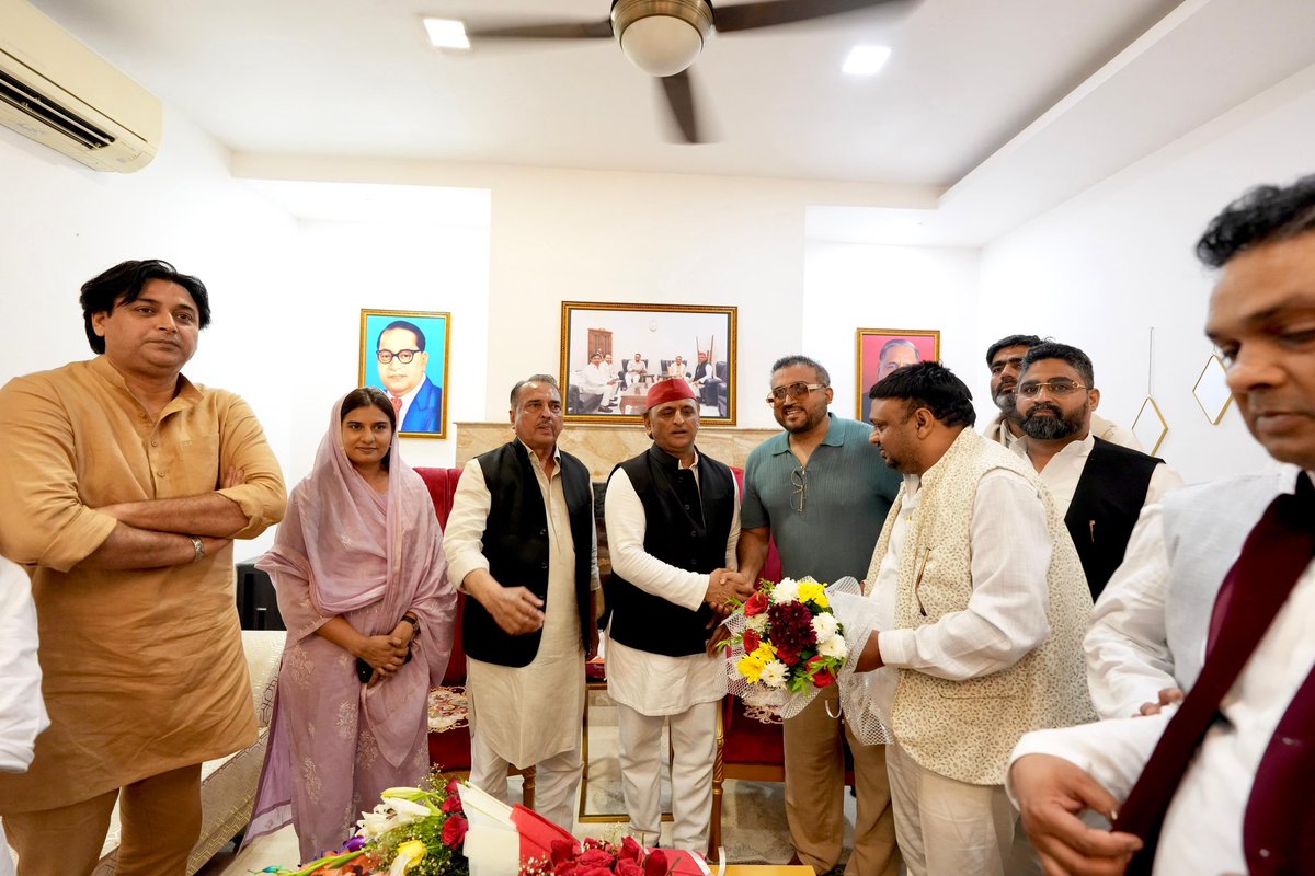 yadavakhilesh's tweet photo. भाजपा ने राजनीतिक फ़ायदे के लिए संपन्न पश्चिमी उप्र में साम्प्रदायिकता व जातिगत विभाजन पैदा करके सिस्टेमेटिक तरीक़े से यहाँ की अर्थव्यवस्था पर चोट करी है (खेती-किसानी, उद्योग चौपट, हैंडीक्राफ़्ट-एक्सपोर्ट बर्बाद, भर्ती नहीं, खेल को प्रोत्साहन नहीं, शिक्षा छीन रहे, कला के वैकल्पिक व्यवसाय पर 18 राउंड गोली मारी, श्रमिक असंतोष को बढ़ने दिया जिससे कि कारख़ाने ख़त्म हो जाएं)

- किसानों पर अत्याचार 
- ⁠किसानी की ज़मीन को छीनने का प्रयास
- ⁠3 काले क़ानून
- ⁠किसान यूनियनों में दरार डाली (जो अब किसानों और खापों की समझदारी से पट रही है। सबसे बड़ी बालियान खाप के चौधरी नरेश टिकैत और गठवाला खाप के थांबेदार बाबा श्याम सिंह बावड़ी जी साथ आ गये हैं)
- ⁠जीएसटी के भ्रष्टाचार से छोटे व्यापारियों को मारा
- ⁠खिलाड़ियों का अपमान
- ⁠शिक्षा का हनन : स्कूल व गौहर यूनिवर्सिटी बंद करने की साज़िश 
- ⁠नारी को डराकर घर बैठाना न पढ़ने देना, न खेलने देना
- ⁠कला के वैकल्पिक व्यवसाय को 18 राउंड गोली मारकर ख़त्म करना (रंगदारी)
- ⁠नोएडा में पचासों हज़ार श्रमिकों का आंदोलन 
- ⁠दुकानदारी मारी - मेरठ का सेंट्रल मार्केट प्रतीक बना
- ⁠इस दस्तकारी-हस्तकारी प्रधान क्षेत्र को जानबूझकर ख़त्म किया
- ⁠अमेरिकी डील का सबसे ज़्यादा नुक़सान प. उप्र को हुआ है क्योंकि यहाँ के किसान भी मारे गये और टैरिफ़ बढ़ने से मुरादाबाद, अलीगढ़, सहारनपुर, मेरठ और बाक़ी जगह के कारख़ाने और हस्तशिल्प भी।
- ⁠यहाँ श्रमिकों का इतना बड़ा आंदोलन हुआ। 
- ⁠सामाजिक सौहार्द बिगाड़कर कारोबारियों को डराया
- ⁠गौतम बेटी को मारकर पीडीए पर अत्याचार किया, पुलिस से राठी पर मुँह पर लात मरवाई और जाटव भाई के साथ जुल्म-ज़्यादती कर��।भाजपा और उसके सहयोगियों के लिए 2027 के चुनाव में सबसे अप्रत्याशित परिणाम पश्चिमी उप्र से ही आएगा। 

पश्चिमी उप्र के वोटों का सौदा कोई नहीं कर पायेगा क्योंकि 10-15 सालों से लगातार हो रहे उत्पीड़न, उपेक्षा, अत्याचार से अब यहाँ का किसान, मज़दूर-श्रमिक, हस्तकार, युवा, महिला, खिलाड़ी, कलाकार, दुकानदार, व्यापारी-कारोबारी, एक्सपोर्टर, उद्योगपति सब ��ागरूक हो गये हैं, वो अब किसी के बहकावे में नहीं आएंगे।