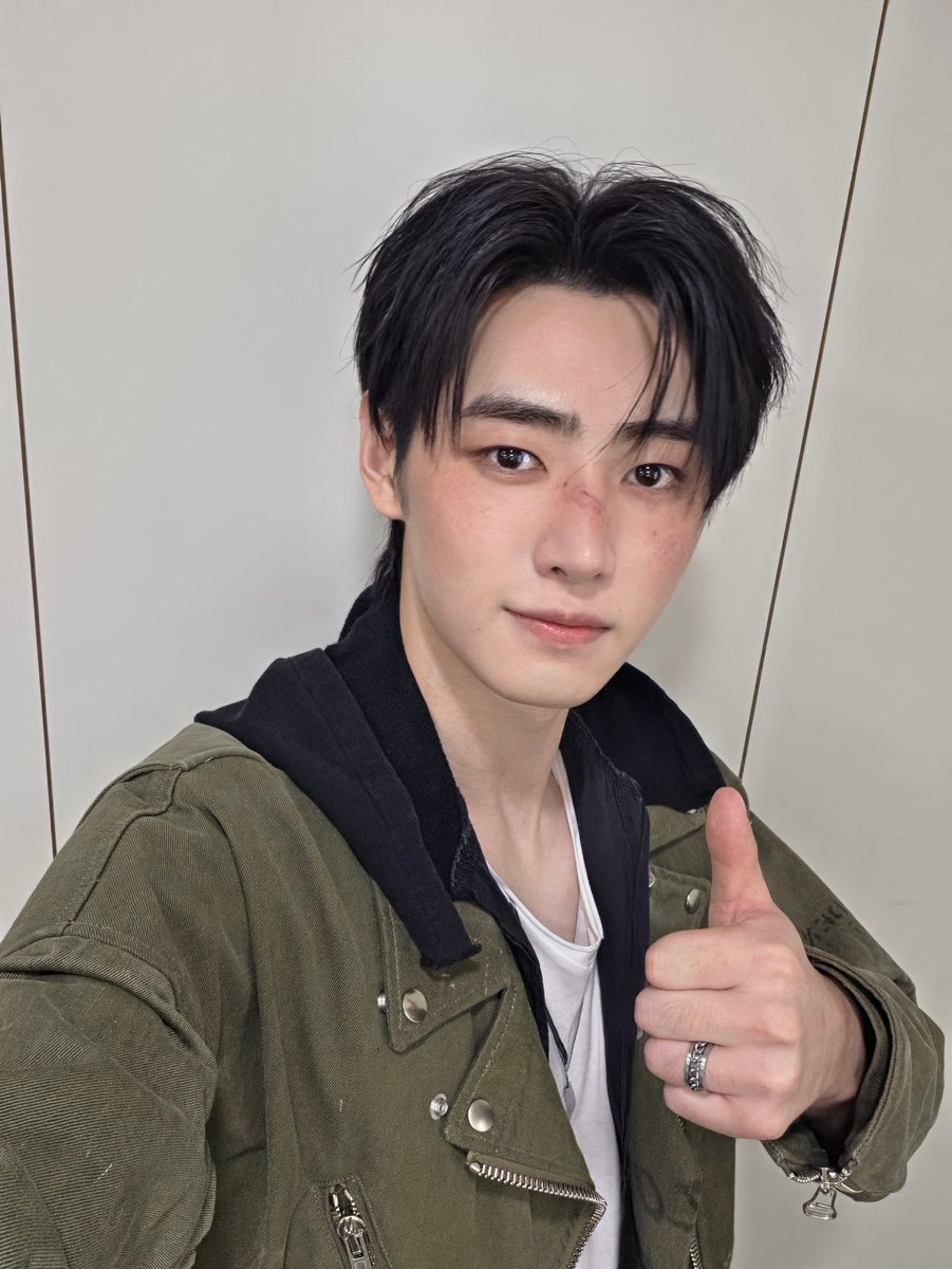 blackandwhitez6's tweet photo. tuh kan!! Sunghoon emang kurusan skrg😭 jelas bgt pipi mowchiw nya hilang😞

🔀Bisa gak kamu ceritakan sedikit TMI tentang Sunghoon hyung?
🐈Sunghoon hyung.. Dia turun 5kg. 5 kilo.
🔀Sunghoon bilang turunnya 4kg.
🐈Tidak, dia turun lebih banyak. 5 kilo. https://t.co/LDwR7BQ2ps https://t.co/43tqHvC6fY
