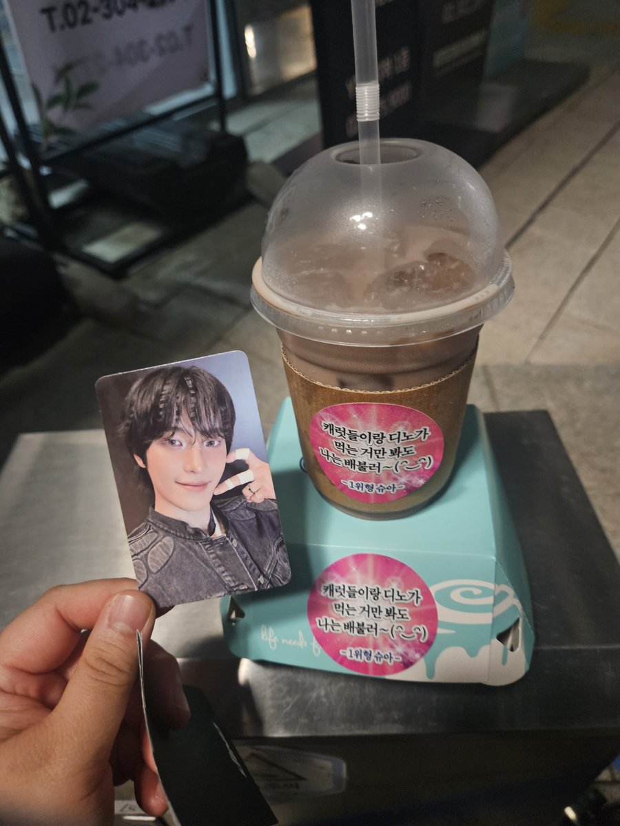 svt_glory's tweet photo. 오늘 역조공 슈아였고 초코라떼랑 슈크림라떼랑 아아랑 고를 수 있었는데 밤이라.. 어쩔 수 없이 초코라떼 골라나옴ㅠㅠㅠ 할미는 잠을 못자요ㅠㅠㅠ https://t.co/zEugAaId61
