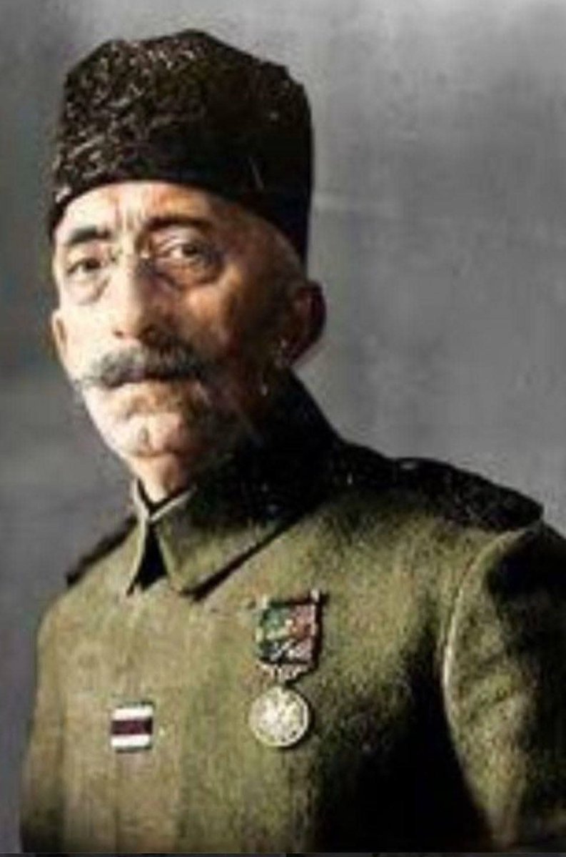 figenozenn's tweet photo. Bülent Ecevit:
"Vahdeddin hain değildi" dediğinde;
müslüman bildiğimiz  Süleyman Demirel ise
"Ne yapıyorsunuz
 Sayın Ecevit,
Biz Osmanlı'yı kötülüyerek  Türkiye Cumhuriyeti'ni kurduk ve bu fikirleri halk kaldıramaz.
Bu gerçekleri iki nesil geçtikten sonra ancak topluma verebiliriz"der.