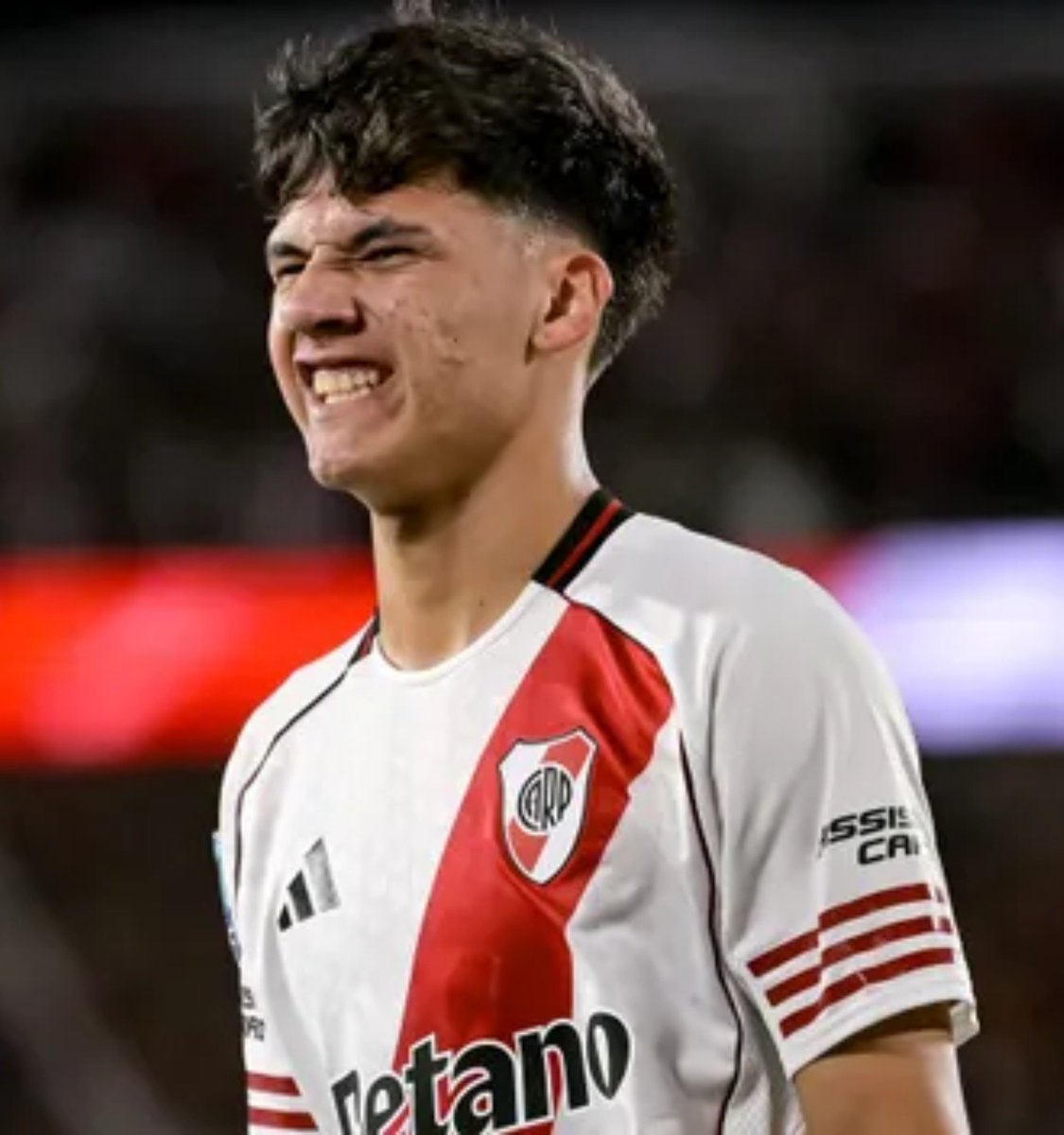 frabigol's tweet photo. Los hinchas de River CHIFLARON a Meza el partido pasado, un chico de 18 AÑOS con 10 partidos que no hizo nada malo.

Pero ahora dicen que NO hay que chiflar a Quarta, un tipo de 29 AÑOS con más de 100 partidos que le ARRUINÓ el año a River.

No defienden pibes, defienden burros. https://t.co/OCTSrfA5Fi