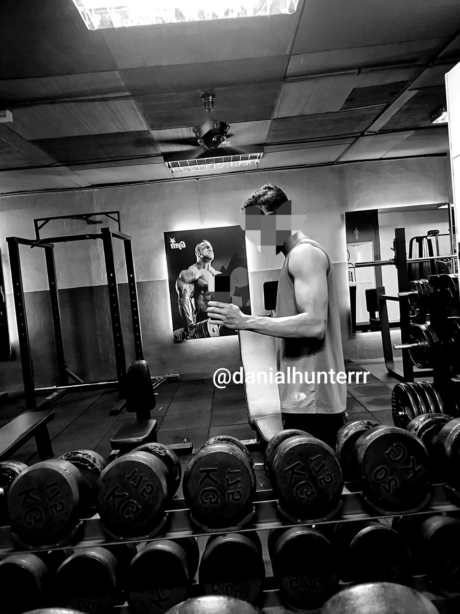 danialhunterrr's tweet photo. Bicep tak dak la besar macam orang lain. Tapi sedap la nak pegang atau bergayut. Hewhew https://t.co/gS25qvWg6r