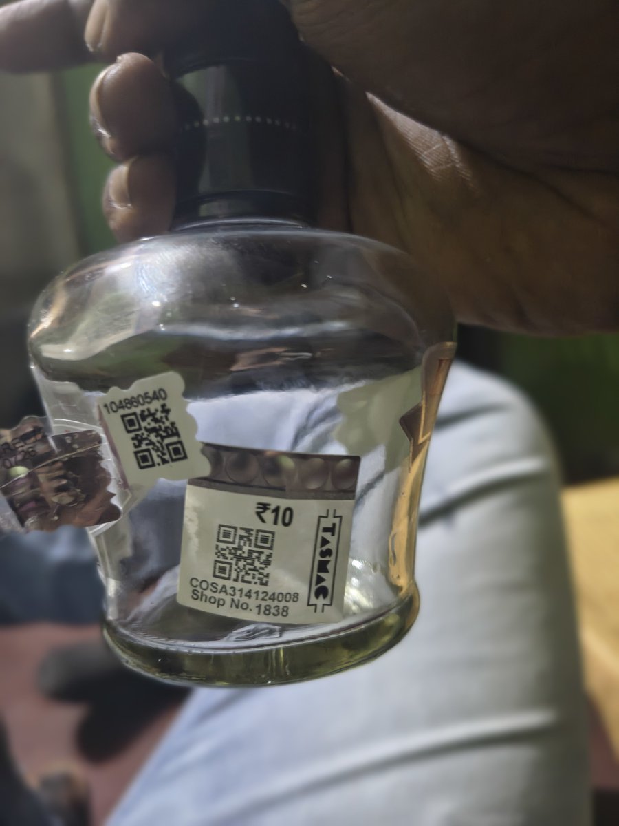 NaveenBndar's tweet photo. ₹250 on the price, but ₹270 collected at the liquor shop. 🤷‍♂️
Bought this today and I have the bill/proof attached.
Earlier, under the previous government, the additional charge was ₹10. Now it’s ₹20.
@VigneshTvkCbe
@CMOTamilnadu #tvk #thalapathy #TVKHQITWingOffl https://t.co/zZpZo7n0uf