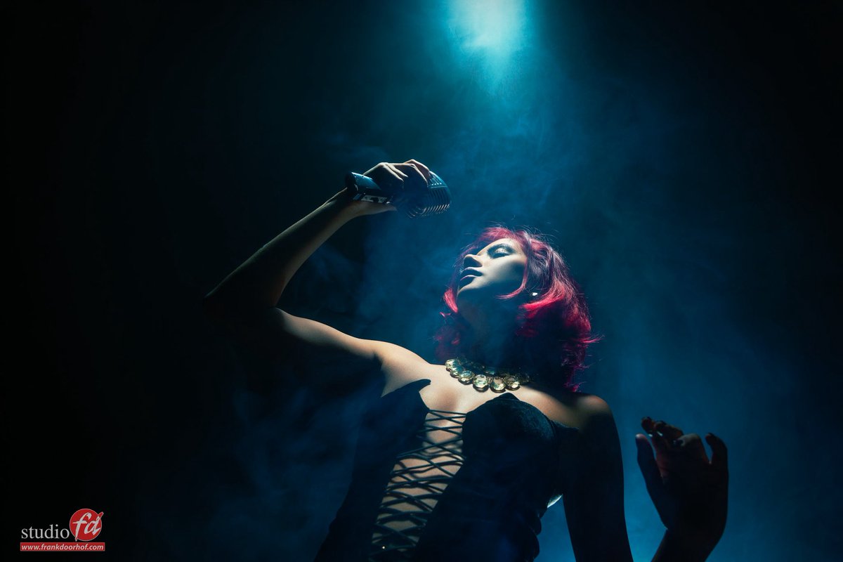 frankdoorhof's tweet photo. Fresnels are awesome lightshapers.
Here im using one from the top down and a #geekoto gt200 behind the model to give a nice glow in the smoke.
Model : Shana
Shrijf je in voor de workshops via https://t.co/6Ouhu8NqVe
#iqwire #clickbackdrops #AQCOLOR #alphapro #rogue #borisfx https://t.co/hyWWbIVFPx
