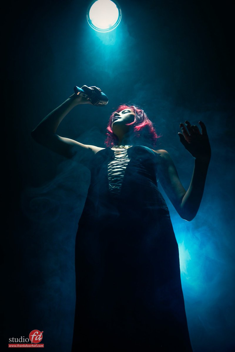frankdoorhof's tweet photo. Fresnels are awesome lightshapers.
Here im using one from the top down and a #geekoto gt200 behind the model to give a nice glow in the smoke.
Model : Shana
Shrijf je in voor de workshops via https://t.co/6Ouhu8NqVe
#iqwire #clickbackdrops #AQCOLOR #alphapro #rogue #borisfx https://t.co/hyWWbIVFPx
