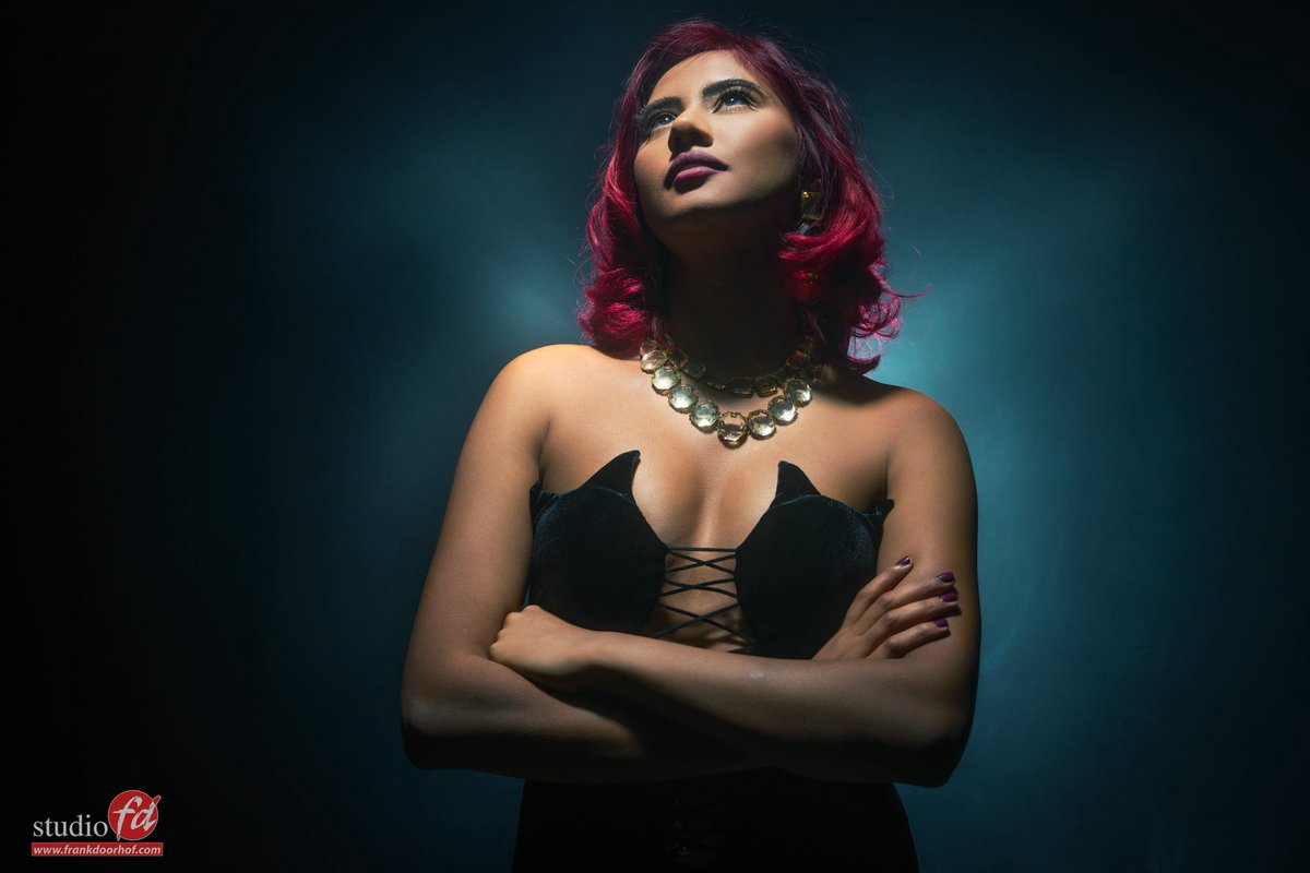 frankdoorhof's tweet photo. Fresnels are awesome lightshapers.
Here im using one from the top down and a #geekoto gt200 behind the model to give a nice glow in the smoke.
Model : Shana
Shrijf je in voor de workshops via https://t.co/6Ouhu8NqVe
#iqwire #clickbackdrops #AQCOLOR #alphapro #rogue #borisfx https://t.co/hyWWbIVFPx