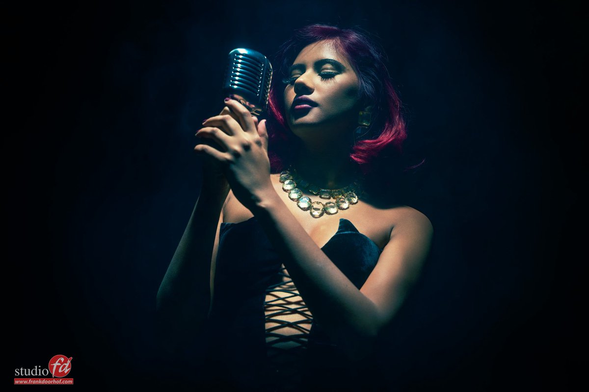 frankdoorhof's tweet photo. Fresnels are awesome lightshapers.
Here im using one from the top down and a #geekoto gt200 behind the model to give a nice glow in the smoke.
Model : Shana
Shrijf je in voor de workshops via https://t.co/6Ouhu8NqVe
#iqwire #clickbackdrops #AQCOLOR #alphapro #rogue #borisfx https://t.co/hyWWbIVFPx