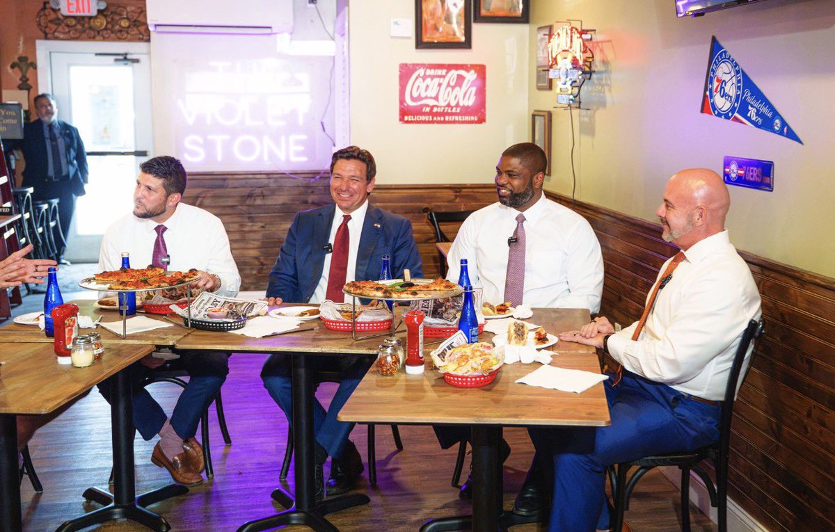 ByronDonalds's tweet photo. Florida’s small businesses are the backbone of our communities.

I enjoyed joining Governor @RonDeSantis and Florida’s Cabinet at Violet Stone Pizzeria in St. Petersburg to hear directly from local restaurant owners about the challenges they face and what we can do to help businesses like theirs thrive.

When small businesses succeed, Florida succeeds.