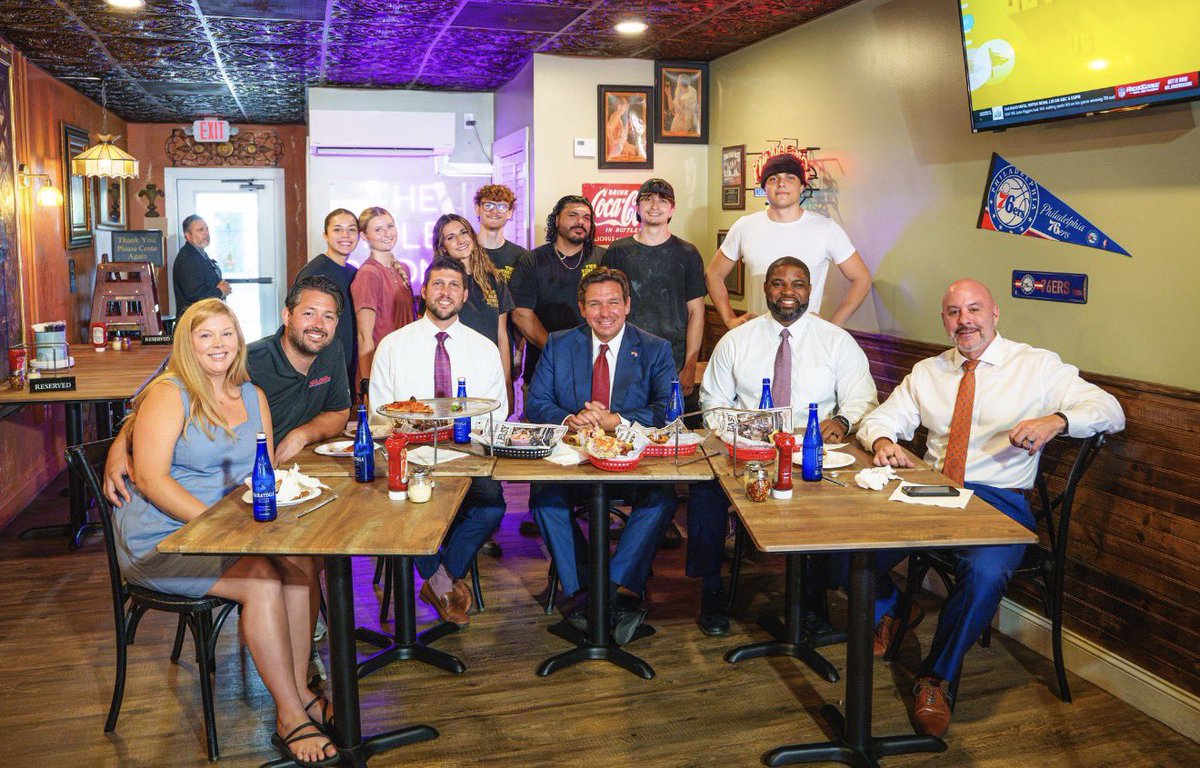 ByronDonalds's tweet photo. Florida’s small businesses are the backbone of our communities.

I enjoyed joining Governor @RonDeSantis and Florida’s Cabinet at Violet Stone Pizzeria in St. Petersburg to hear directly from local restaurant owners about the challenges they face and what we can do to help businesses like theirs thrive.

When small businesses succeed, Florida succeeds.