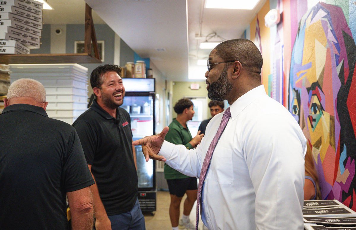 ByronDonalds's tweet photo. Florida’s small businesses are the backbone of our communities.

I enjoyed joining Governor @RonDeSantis and Florida’s Cabinet at Violet Stone Pizzeria in St. Petersburg to hear directly from local restaurant owners about the challenges they face and what we can do to help businesses like theirs thrive.

When small businesses succeed, Florida succeeds.