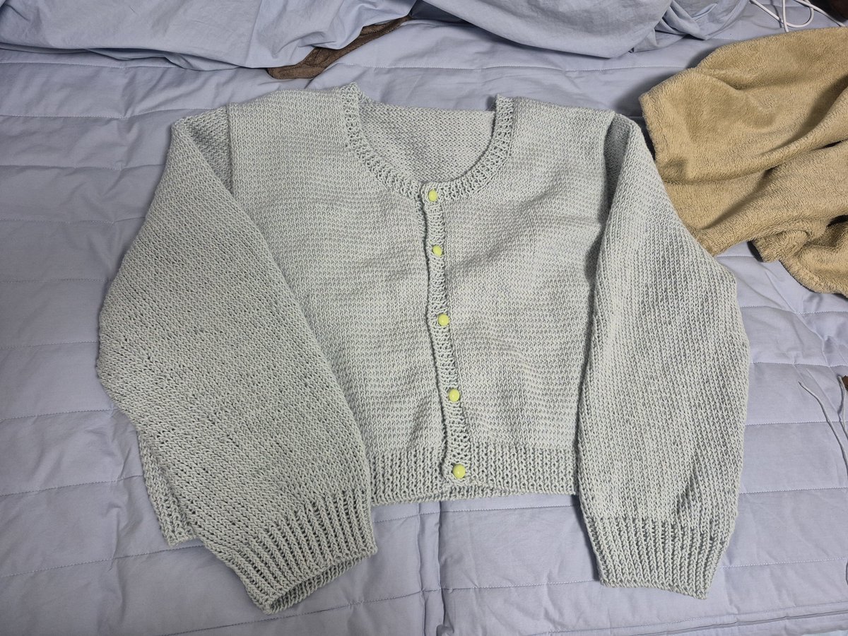 nullknittinglog's tweet photo. #눌뜨개FO
📔 바늘이야기 밴쿠버 가디건
 🧶 바늘이야기 피그먼트울 모네블루 1합 (총 2콘+20g가량)
🪡 니트프로 마인드풀 13cm 4.5mm
🗓️ 2026.03.22 ~ 2026.05.02

이거 엪오하고 얼마안지나서 트친정모잇엇는데 그때 맞추려고 진짜 엄청열심히 떴던 기억 https://t.co/Lrc6RM8QQS