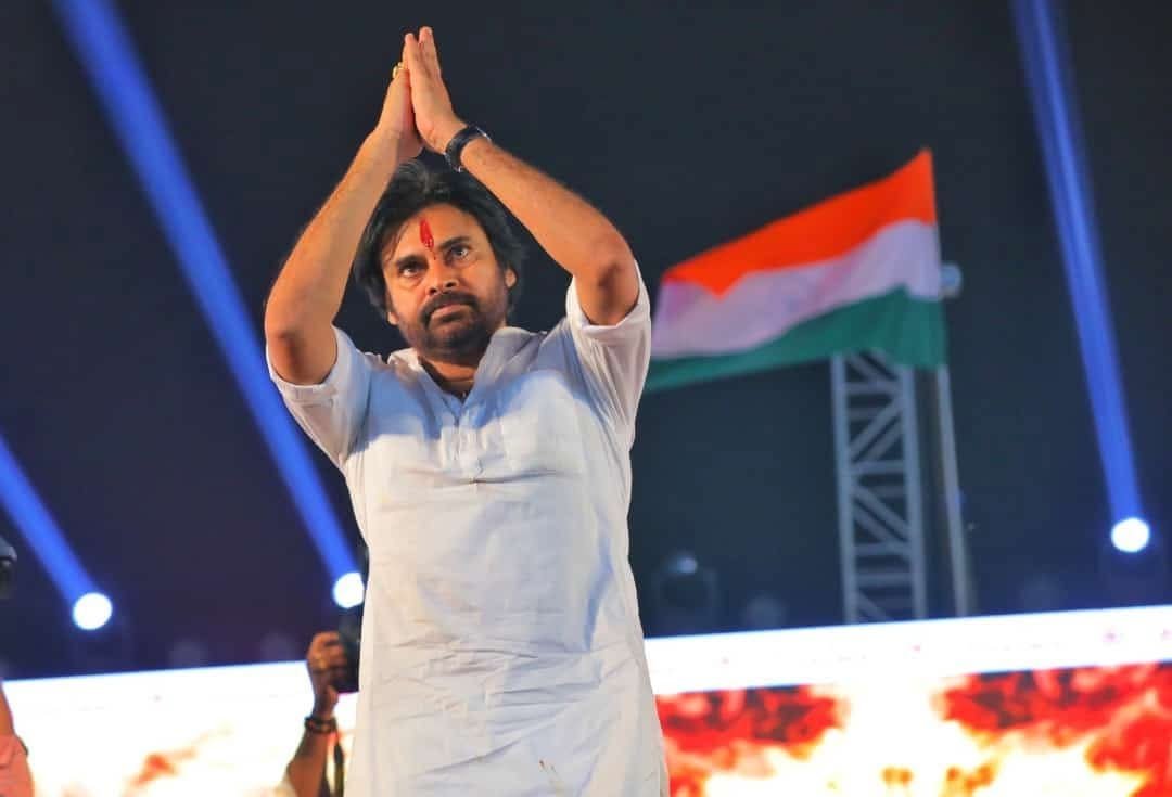 JanaSenaParty's tweet photo. (శ్రీ పవన్ కళ్యాణ్ గారి ఎక్స్ పోస్టుకి అనువాదం)
 
జన్మదిన శుభాకాంక్షలు తెలియచేసిన ప్రతి ఒక్కరికీ హృదయపూర్వక ధన్యవాదాలు

- ఎక్స్ ద్వారా ధన్యవాదాలు తెలిపిన ఉప ముఖ్యమంత్రి శ్రీ @PawanKalyan గారు 

నా పుట్టినరోజు సందర్భంగా నాకు ఫోన్ చేసి, సందేశాలు పంపి, శుభాకాంక్షలు తెలిపిన ప్రతి ఒక్కరికీ నా హృదయపూర్వక ధన్యవాదాలు.
గౌరవనీయులైన ప్రధానమంత్రి @narendramodi గారు, కేంద్ర మంత్రులు, ముఖ్యమంత్రులు, వివిధ రాజకీయ పార్టీల నాయకులు, సినీ ప్రముఖులు, అలాగే దేశవ్యాప్తంగా ఉన్న నా శ్రేయోభిలాషులు శుభాకాంక్షలు ద్వార నాపై చూపించిన ప్రేమ, ఆప్యాయతకు నేను ఎంతో కృతజ్ఞుడిని.

జనసేన పార్టీ నాయకులు, కూటమి భాగస్వాములు, ప్రతి జన సైనికుడు, వీర మహిళ, అభిమానులు నా పుట్టినరోజును ఎంతో ప్రేమతో, ఉత్సాహంతో జరుపుకున్నారు. మీ అందరి ప్రేమాభిమానాలకు కృతజ్ఞతలు చెప్పడానికి మాటలు సరిపోవు. మీతో ఉన్న ఈ అనుబంధం నాకు ఎంతో విలువైనది.

మీరు అందించిన  శుభాకాంక్షలను నేను ఎంతో సంతోషంగా స్వీకరిస్తున్నాను. అదే సమయంలో, ప్రజలు నాపై పెట్టుకున్న నమ్మకాన్ని నిలబెట్టుకోవాల్సిన బాధ్యత మరింత పెరిగిందని భావిస్తున్నాను.

మీరు చూపే అభిమానం నాకు మరింత బాధ్యతగా పనిచేయడానికి బలాన్ని ఇస్తుంది. ప్రజలు నాపై ఉంచిన నమ్మకాన్ని ఎప్పటికీ గౌరవిస్తూ, నా బాధ్యతలను నిజాయితీగా నిర్వర్తించేందుకు ఇది నాకు ఎప్పుడూ గుర్తు చేస్తుంది.

ప్రతి ఒక్కరికీ నా హృదయపూర్వక ధన్యవాదాలు. మీ ప్రేమ, అభిమానం ఎల్లప్పుడూ నాకు గొప్ప బలంగా నిలుస్తాయి.

#HBDJanaSenaniPawanKalyan