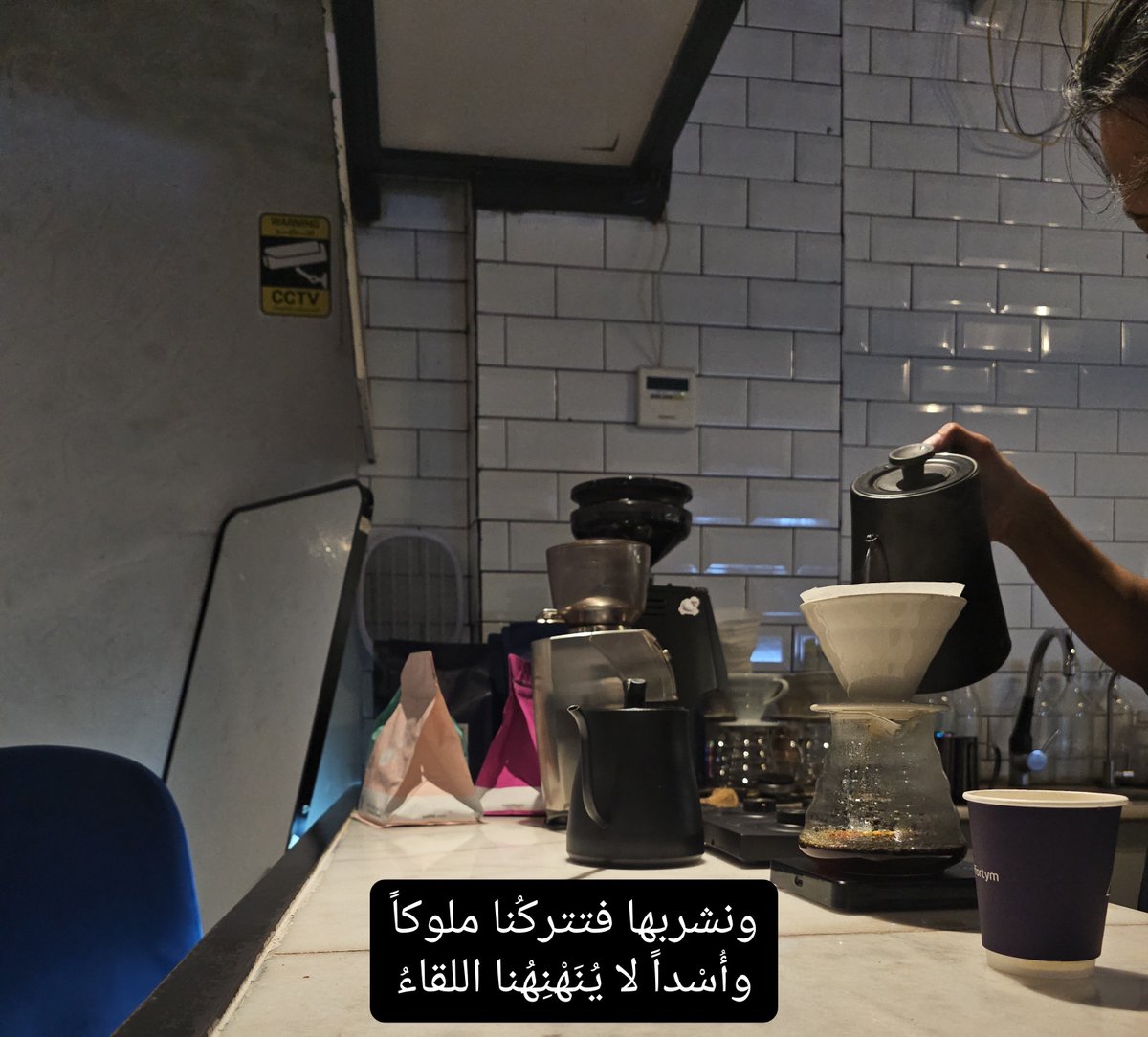 A_RAM09's tweet photo. سمراءَ كالليلِ لاحت في مفارقها
آلاءُ شمسٍ ففاقت لذة الخمرِ https://t.co/G6WdDTdKKq