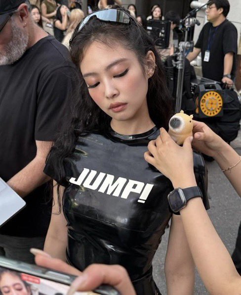 jenniescharts's tweet photo. K-pop female acts with the most songs to spend 200 days on Spotify Global Chart

1. JENNIE — 3 (+1) 
2. BLACKPINK — 2
3. NewJeans, Fifty Fifty, LISA, ROSÉ — 1 https://t.co/qENoluxH0X