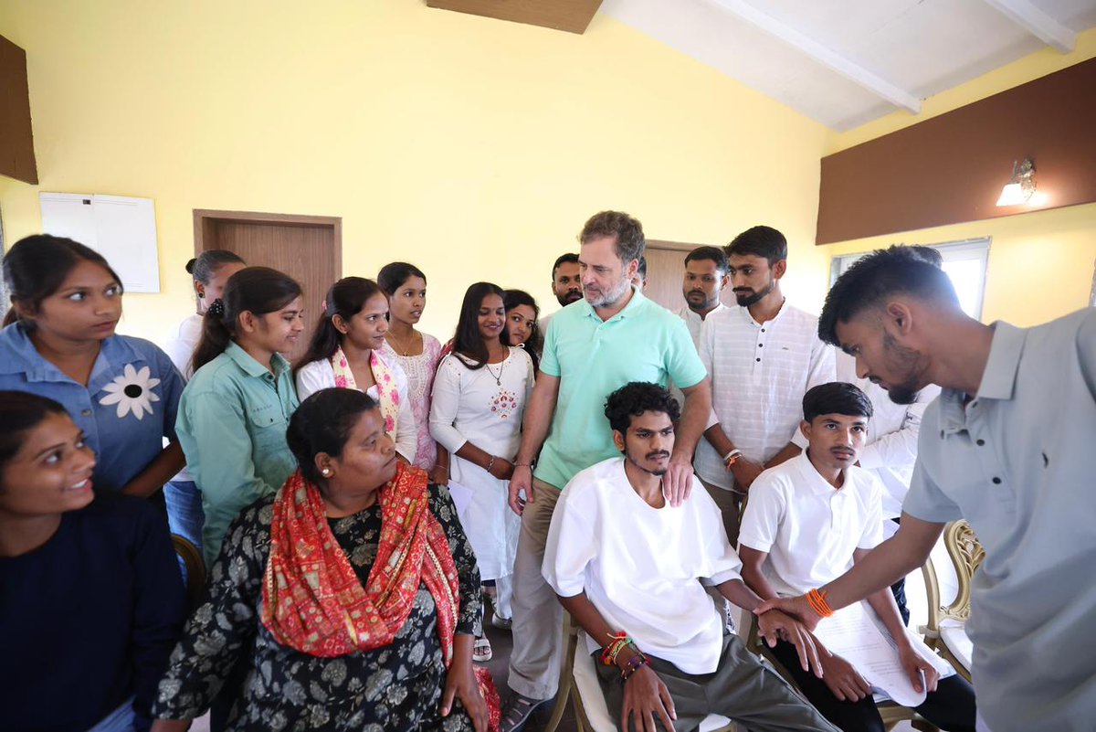 RahulGandhi's tweet photo. नासिक, महाराष्ट्र में आज आदिवासी छात्र-छात्राओं के एक प्रतिनिधिमंडल से मुलाकात की, जिसमें अपनी मांगों को लेकर भूख हड़ताल कर रहे छात्र भी शामिल थे।

उनकी समस्याएं और मांगें ध्यान से सुनीं।

हर छात्र को पढ़ाई के लिए एक सम्मानजनक, सुरक्षित और अनुकूल माहौल मिलना उसका हक़ है। वंचित समुदायों से आने वाले छात्रों को सिस्टम की अनदेखी नहीं, उसके सहयोग और हर संभव मदद की जरूरत है।

शिक्षा कोई विशेषाधिकार नहीं - यह भारत के हर छात्र का अधिकार है।

#ChhatronKiGoonj