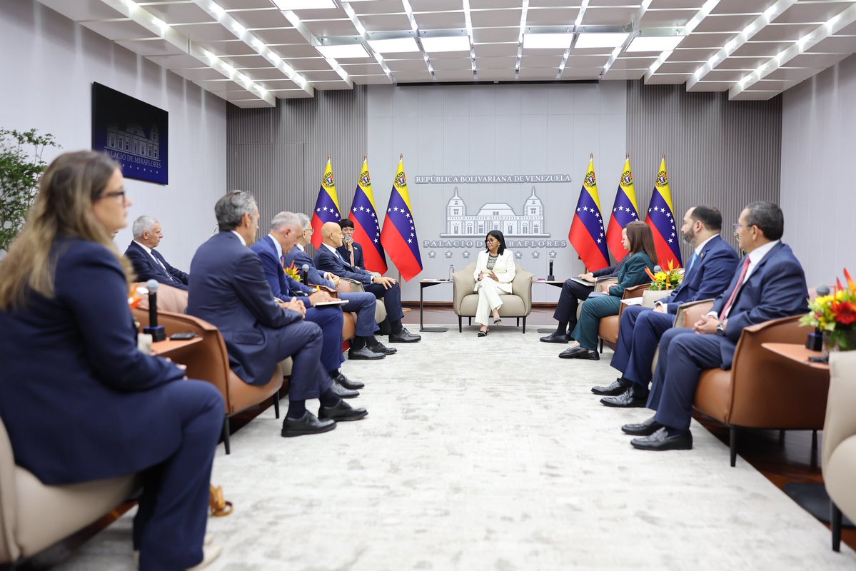 madeleintlSUR's tweet photo. La agenda energética de Venezuela suma un nuevo encuentro estratégico. 

La presidenta Delcy Rodríguez sostuvo este miércoles una reunión de trabajo en el Palacio de Miraflores con altos directivos de la petrolera italiana Eni, encabezados por su director ejecutivo, Claudio Descalzi, para revisar las alianzas operativas e inversiones conjuntas en el sector hidrocarburos.