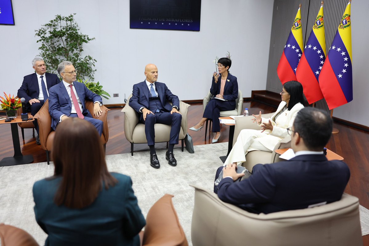 madeleintlSUR's tweet photo. La agenda energética de Venezuela suma un nuevo encuentro estratégico. 

La presidenta Delcy Rodríguez sostuvo este miércoles una reunión de trabajo en el Palacio de Miraflores con altos directivos de la petrolera italiana Eni, encabezados por su director ejecutivo, Claudio Descalzi, para revisar las alianzas operativas e inversiones conjuntas en el sector hidrocarburos.