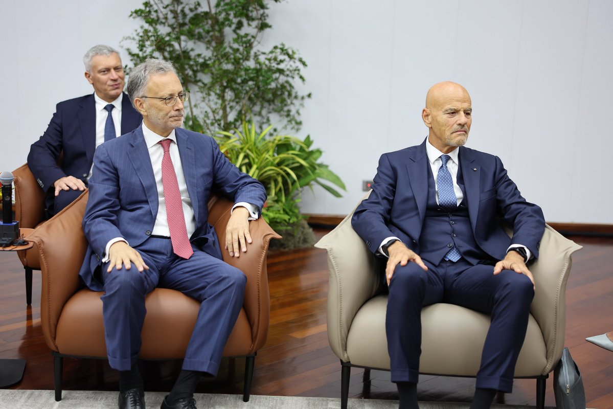 madeleintlSUR's tweet photo. La agenda energética de Venezuela suma un nuevo encuentro estratégico. 

La presidenta Delcy Rodríguez sostuvo este miércoles una reunión de trabajo en el Palacio de Miraflores con altos directivos de la petrolera italiana Eni, encabezados por su director ejecutivo, Claudio Descalzi, para revisar las alianzas operativas e inversiones conjuntas en el sector hidrocarburos.