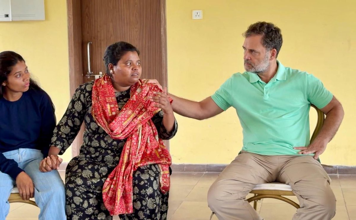 RahulGandhi's tweet photo. नासिक, महाराष्ट्र में आज आदिवासी छात्र-छात्राओं के एक प्रतिनिधिमंडल से मुलाकात की, जिसमें अपनी मांगों को लेकर भूख हड़ताल कर रहे छात्र भी शामिल थे।

उनकी समस्याएं और मांगें ध्यान से सुनीं।

हर छात्र को पढ़ाई के लिए एक सम्मानजनक, सुरक्षित और अनुकूल माहौल मिलना उसका हक़ है। वंचित समुदायों से आने वाले छात्रों को सिस्टम की अनदेखी नहीं, उसके सहयोग और हर संभव मदद की जरूरत है।

शिक्षा कोई विशेषाधिकार नहीं - यह भारत के हर छात्र का अधिकार है।

#ChhatronKiGoonj