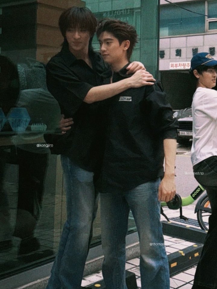 jezisss's tweet photo. สองรุ้ปนี้ไม่เชื่อมโยงกันเลยแต่แมง่โค้ดจาฟินงะ 😭🖐🏻 หนุก้องตุวหดดัยตอนอยุ่กับพี่โทจิงจิงน้ะ รุ้ปแรกให้พี่โทอุ้มแล้วพี่โทกะอุ้มมือเดียวด้วยซ้ำ รุ้ปสองหนุก้องติดกิ้บน่าลัก ๆ เหมียวขี้เซาแล้วงะ ทั้งหมดนี้มันสะเต้กคุนโทชัยมัย ภาพรวมวันนิหัวล้านมาก y—y https://t.co/iRaSCQDUt6