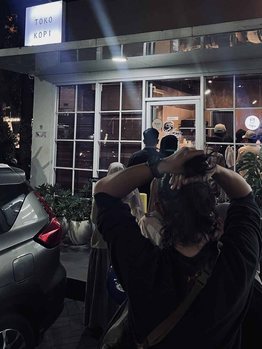 duckydonut's tweet photo. #KulineRun part 3

lari sore lagi terus pulangnya mampir ke ayam buah bibir yang baru di surabaya turns out enak ayam pop-nya🐓👍

lanjut caffeine hopping di kopi tuku gubeng dan ternyata ruame pol sampe keluar kedai antriannya, asli habis lari terus ngopi tuh happy-nya ada banget!