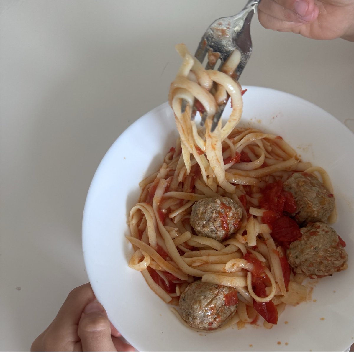 garryBetterHalf's tweet photo. My pasta sauce got stale. No worries I am from Russia and can make a soup from a stone 😆

Easy pasta sauce recipe ✅
Prep time 10 minutes 
Diced tomatoes mixed with chopped garlic in olive oil + sea salt  and spices of your choice .
My kids approved it ❤️‍🔥🙌🏻 https://t.co/0o2w00RkL3