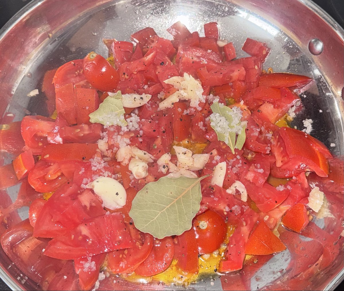 garryBetterHalf's tweet photo. My pasta sauce got stale. No worries I am from Russia and can make a soup from a stone 😆

Easy pasta sauce recipe ✅
Prep time 10 minutes 
Diced tomatoes mixed with chopped garlic in olive oil + sea salt  and spices of your choice .
My kids approved it ❤️‍🔥🙌🏻 https://t.co/0o2w00RkL3