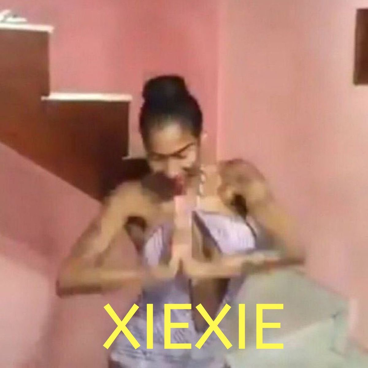 chegusanto's tweet photo. la china me dio un bon o bon y le tire xie xie https://t.co/LWjNwgp3bD