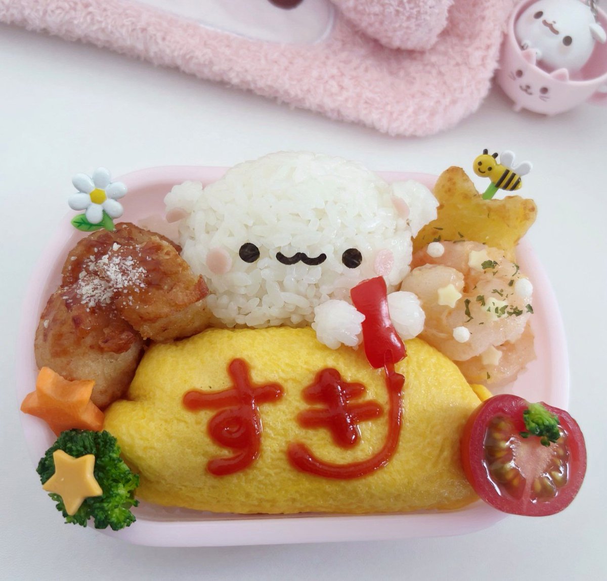PeraDothe's tweet photo. 昼の忙しさがひと段落したカフェで、テイクアウト用のサンドイッチを一口。新鮮な野菜と自家製ソースが口いっぱいに広がって、思わず笑顔になる。ほんのり温かいバゲット、これだけで元気注入！やっぱり美味しいごはんがある日は最高だね。 https://t.co/CMJXEJJNw2