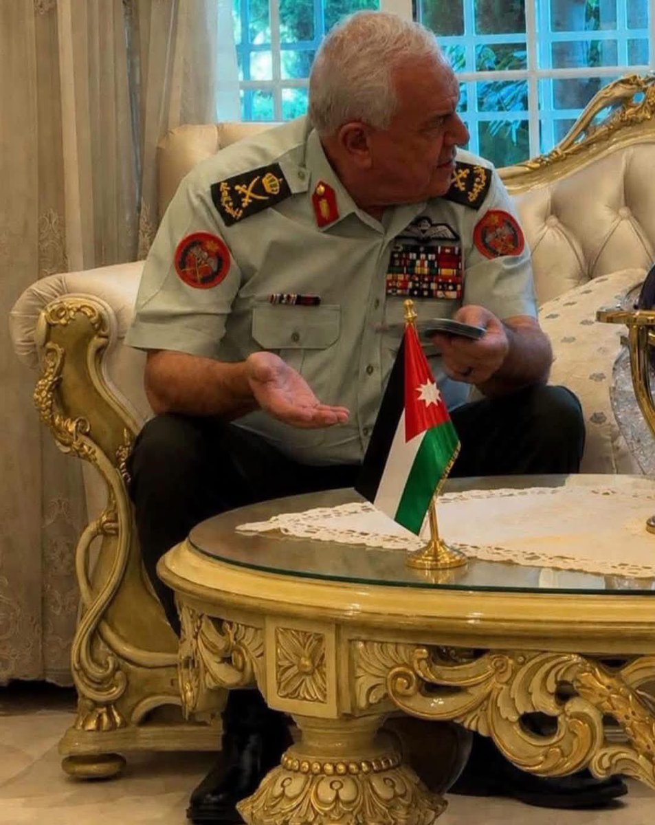 mutasem_momani_'s tweet photo. الحنيطي برتبة الفريق
لحظات أخيرة في البذلة العسكرية ، ومسيرة وطنية ستبقى شاهدة على سنوات من العطاء والإنتماء . 

الجيش مصنع الرجال 💪🏻 https://t.co/oxf7o7yZiM