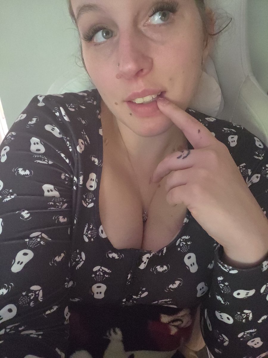 itsirisbabe's tweet photo. It's the beginning of the ber months! So spooky jammies 🕷🕸 https://t.co/gmXwjop21I
