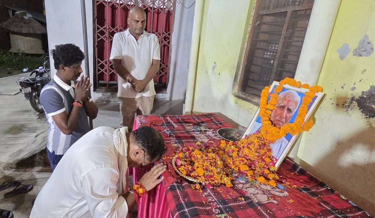 PNPathakBJP's tweet photo. आज अपने विधानसभा क्षेत्र कुशीनगर के चौपरिया में श्री गौरव चौबे जी के पूज्य पिताजी के ब्रह्मभोज में सम्मिलित होकर उनके छायाचित्र पर श्रद्धासुमन अर्पित  कर उन्हें श्रद्धांजलि दी।

ॐ शांति ! https://t.co/25o3TFdX7G