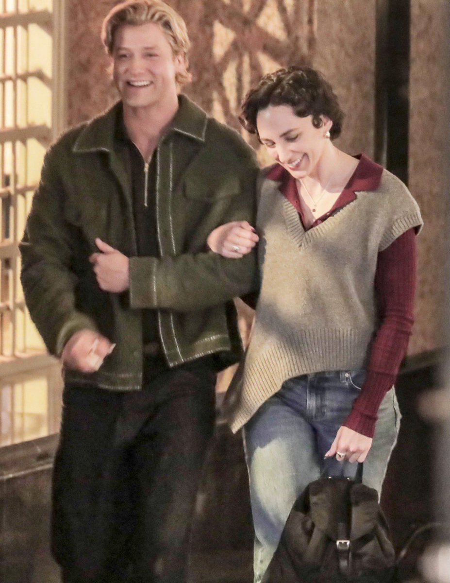 zarapliers's tweet photo. IF THIS SCENE IS WHERE  DEAN APOLOGIZES FOR MISSING BEAU’S MEMORIAL AND MAKES A PROMISE TO JOANNA TO ALWAYS KEEP IN TOUCH WITH HER I’M GOING TO END IT ALL 😭😭😭😭 https://t.co/kkiT0leQNR