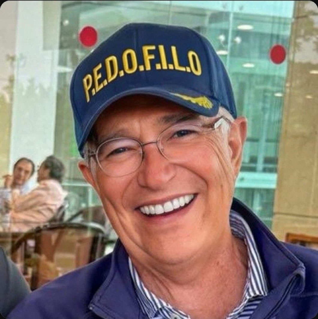FernandaRea28's tweet photo. @AztecaNoticias @LillyTellez @JorgeRoHe @AccionNacional #laperritadetrump a partir de ser una perrita, es un cerdo #tiopefofilo https://t.co/iCB5ZQJwUY