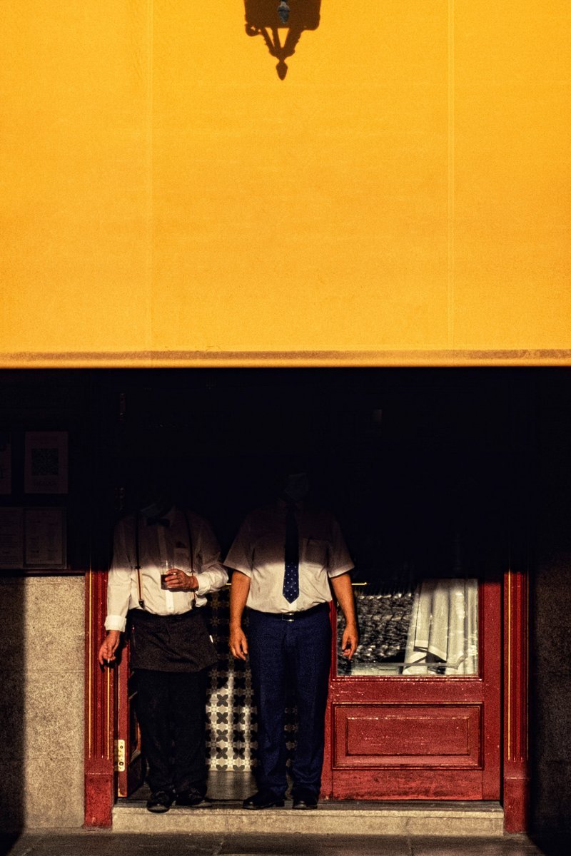 eyeonaxis's tweet photo. Pause cigarette in the Shade of Plaza Mayor, Madrid, Spain, by Bego Amaré https://t.co/au0hjVoOLW