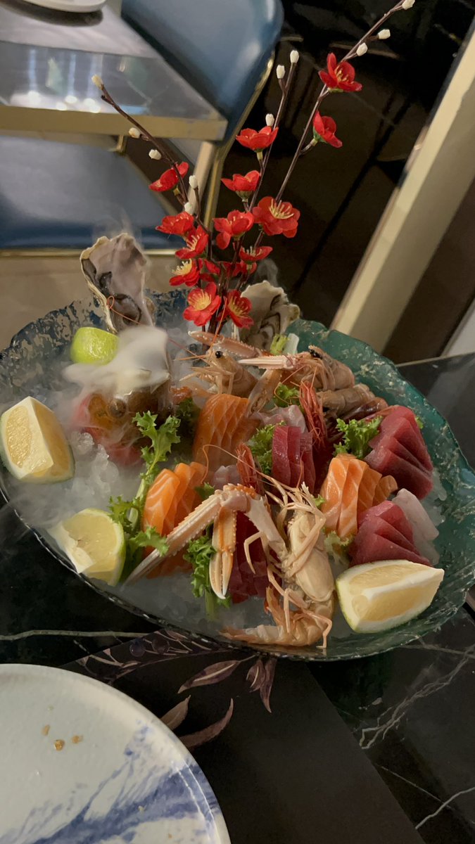 emijpd's tweet photo. il vostro scopo nella vita è servirmi e stare ai miei piedi. vi concedo l’onore di pagarmi la cena e farvi notare, fatevi avanti coglioni. 
#moneyslave #schiavo #cena #findom #sushi #piedi #tacchi #paypig #mistress https://t.co/SBxnSw9slG