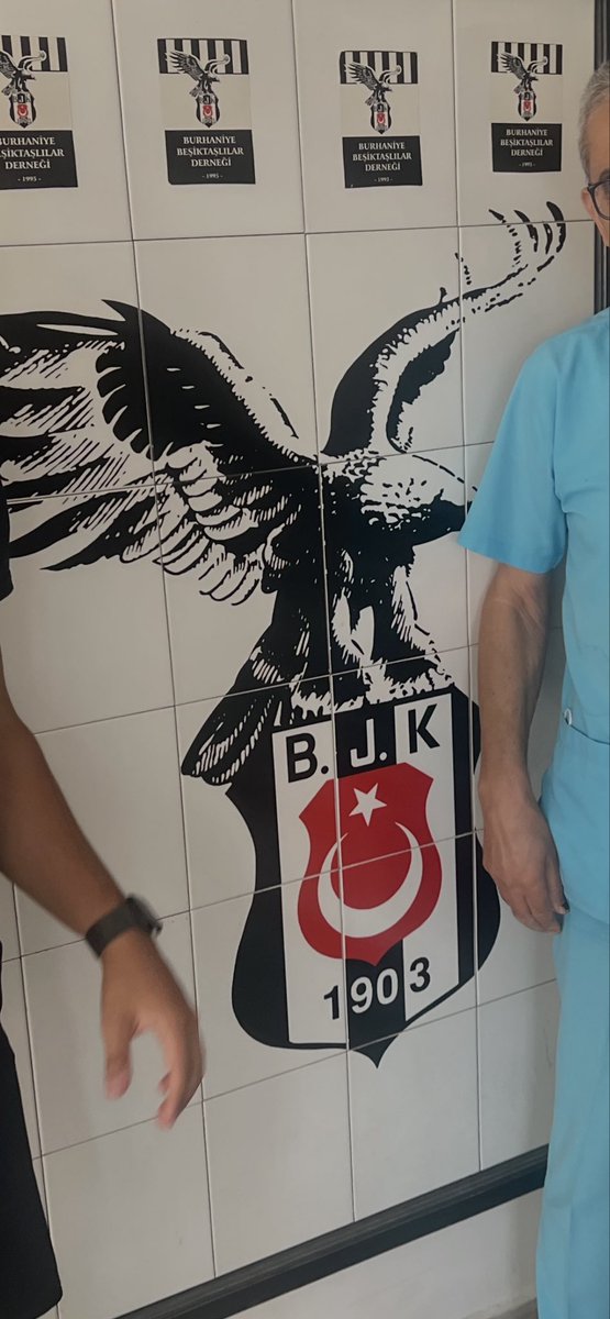 kayacengiz's tweet photo. @bsdr1903 @igdir1903 Burhaniye’de diş hekimi Orhan Karakoç her cumartesi çocukları bedava muayene ediyor ve BJK ürünleri, dergi hediye ediyor.  Muayenehane girişi fotodaki gibi https://t.co/0UbZ8ndaT0