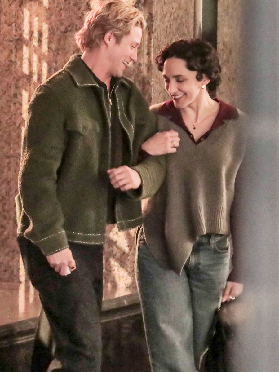 midiaskbra's tweet photo. Stephen Kalyn com Lauren Patten gravando a 2ª temporada de Off Campus, em Vancouver.

📸: deuxmoi https://t.co/islmhSZp9l