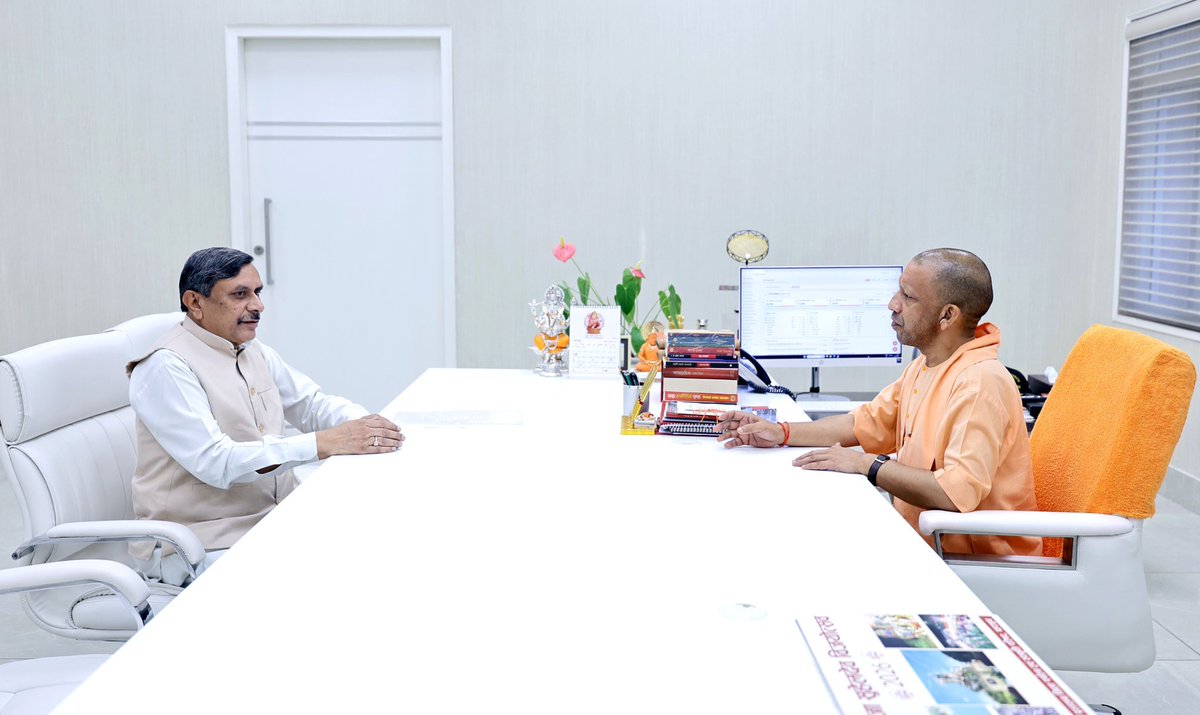 bhartiaryabjp's tweet photo. In Lucknow, the Hon'ble Mayor of Jhansi Municipal Corporation, My father Shri Bihari Lal Arya ji, paid a courtesy visit to Chief Minister Shri @myogiadityanath ji Maharaj. https://t.co/CMqXR6kXYk