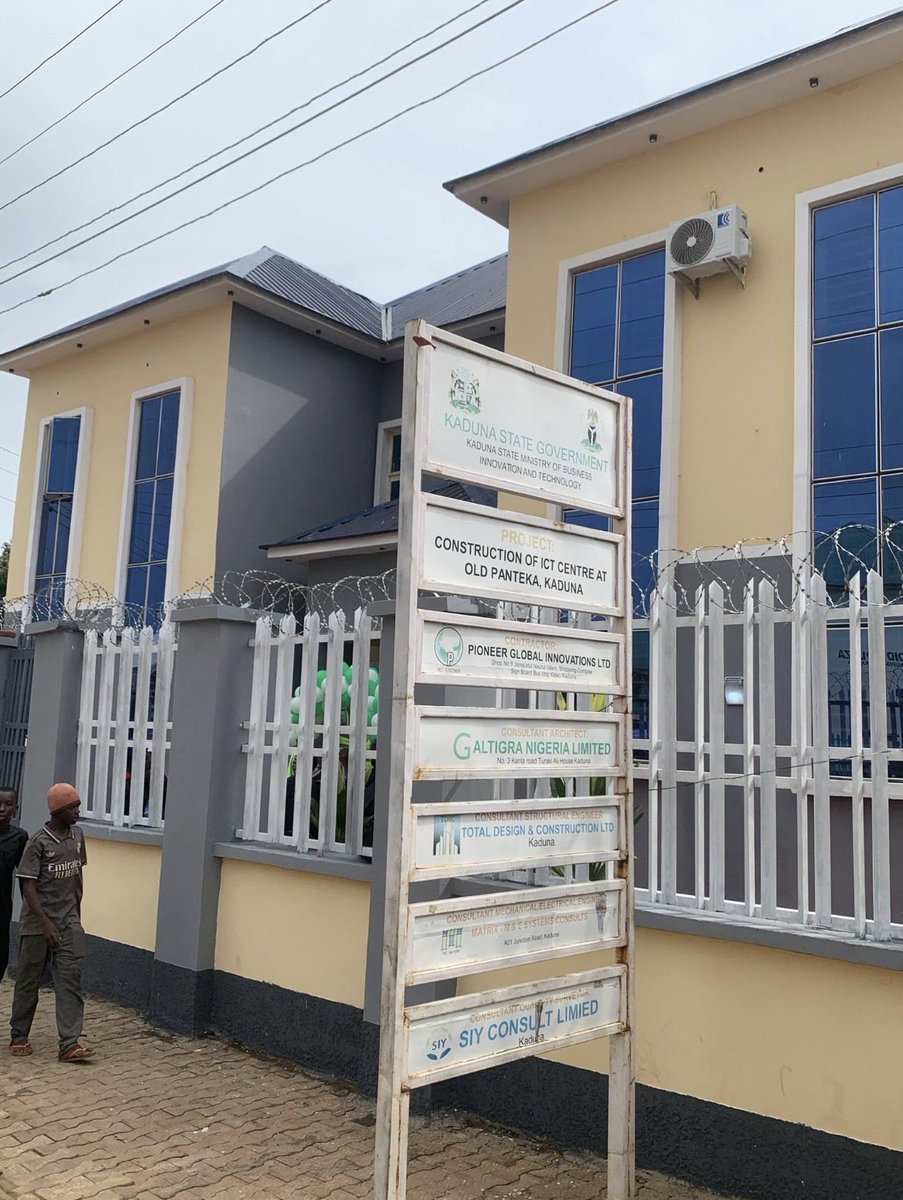UmarNaAllah's tweet photo. Panteka is getting a serious upgrade.

Back in May 2024, Governor @ubasanius flagged off the remodelling of the Old Panteka Fabrication Market. Today, he is back to commission the projects.

Better roads, a modern ICT centre, technical workshops and a dedicated clinic with an ambulance.

For a market with over 38,000 artisans and apprentices, this is more than beautification. It’s an investment in skills, businesses and livelihoods.

#WorkingForKaduna