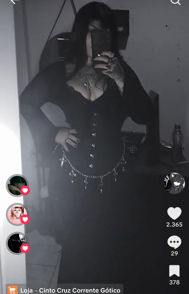 Evawendyi's tweet photo. Eu faço vídeos super elaborados e editados e não dá em nada, eu posto um vídeo qualquer q fiz quando tava experimentando look e ganha visibilidade 🤡 https://t.co/InQJDidvYs