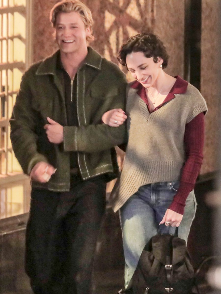 offcampusbra's tweet photo. 📸| DEAN E JOANNA! Stephen Kalyn e Lauren Patten no set de filmagens da segunda temporada de ‘Off Campus’. 

— Deuxmoi via Instagram. https://t.co/HQFYvEduaw