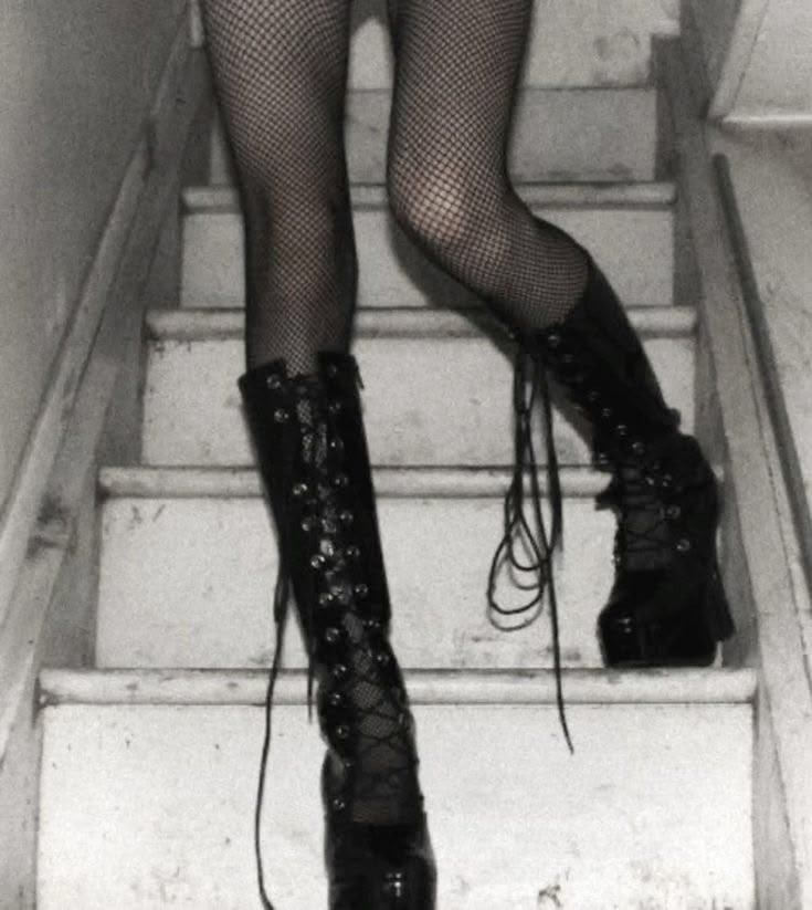 prncessket's tweet photo. 𑣲⋆｡˚ continuing my #edrtwt #moothunt with an about me!

♱ i’m always listening to music! fav song rn is do it by underscores 
♱ alice in borderland is my favorite show 🃏
♱ im super into baking right now!
♱ i intend to post polls, inspo, and tips!

ifb!! ฅ^>⩊<^ ฅ #edtwt https://t.co/t0odqf4ZLj