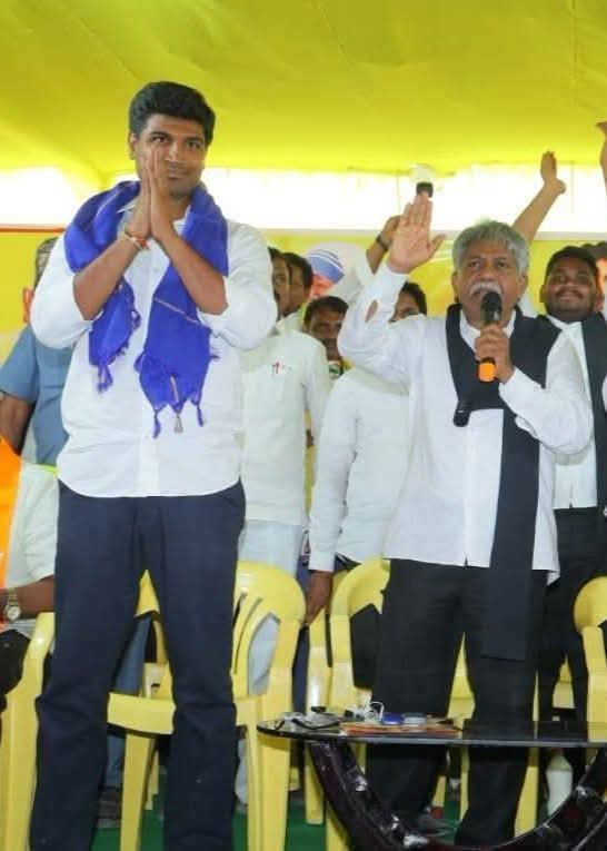 IndiaMadiga's tweet photo. వైసీపీ నుంచి వచ్చిన నీకు చంద్రబాబు MP టికెట్ ఇచ్చి పరీక్ష పెడితే, నిన్ను పాస్ చేయించినవాళ్లు MRPS కార్యకర్తలే.

తిన్నింటి వాసాలు లెక్కపెట్టినట్టు ఇప్పుడు MRPS నాయకులను “రాజకీయ నిరుద్యోగులు” అంటావా? 2029లో మళ్లీ వస్తావు కదా… అప్పుడు నీ పాస్/ఫెయిల్ వాళ్లే చూసుకుంటారు!

#MRPS https://t.co/nX5Kd7wmoV