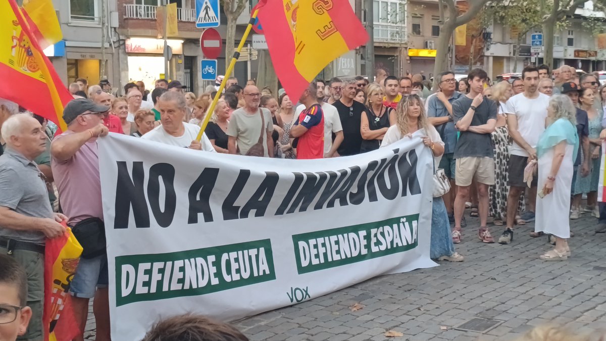 NanoPonce7's tweet photo. Como en mi pueblo no han querido organizar nada #PorCeuta, hemos ido a visitar a nuestros vecinos de Esplugues de Llobregat.

Buena gente!!

Incluso se ha cantado la canción del verano!! (P.S.H.P.) https://t.co/zs51UB8hPS