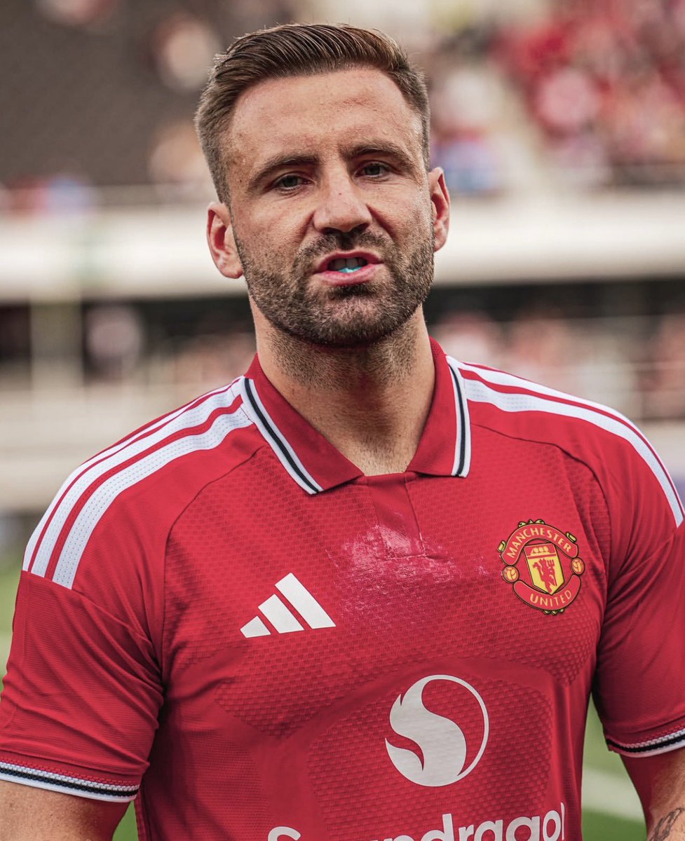 UtdTony1's tweet photo. 🚨🎙️ Jamie Carragher on Luke Shaw 🔴

“I see Manchester United fans complaining about the club not signing a new left-back, but I don’t think that’s the biggest problem right now. Luke Shaw is a very good player. They should just hope he stays fit because if he does, they can see the best version of him.”

“He’s one of the most experienced players in that Manchester United squad, and that experience matters both on the pitch and in the dressing room. You need players like Shaw around the team, especially during difficult moments.”

“People need to stop acting like Shaw is a bad player. He’s a good defender who has had some difficult games, but every player goes through that. One bad performance doesn’t suddenly make you a bad player.” 🔴