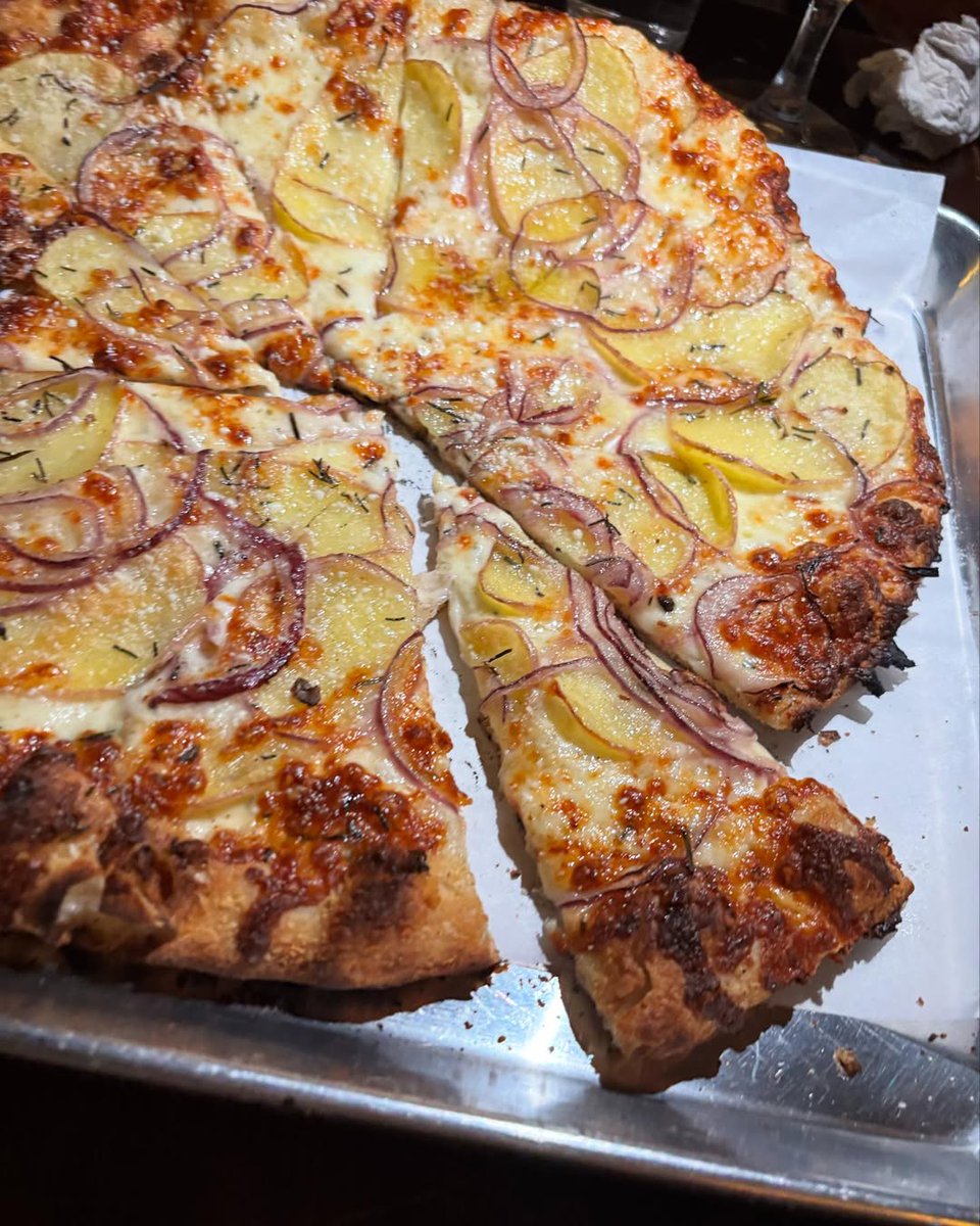 ASSFD14K's tweet photo. Golden and crispy edges, thick and stretchy cheese, thin potato slices and purple onion rings, sprinkled with rosemary... every bite is pure bliss! https://t.co/rlXbVGXJUl